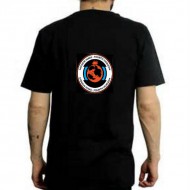 remera negra atras con logo